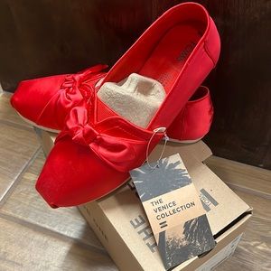 NIB RED BOW TOMS